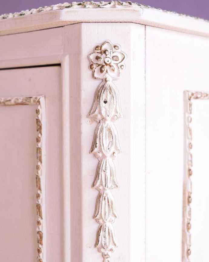 アンティークのチェスト　アンティーク家具　華やかなホワイトペイント仕上げのアンティーク家具 、６段引き出しのチェスト 。やっぱりココがフランスらしい美しい彫にうっとり･･･ポイントポイントの装飾がキレイです。(k-2577-f)