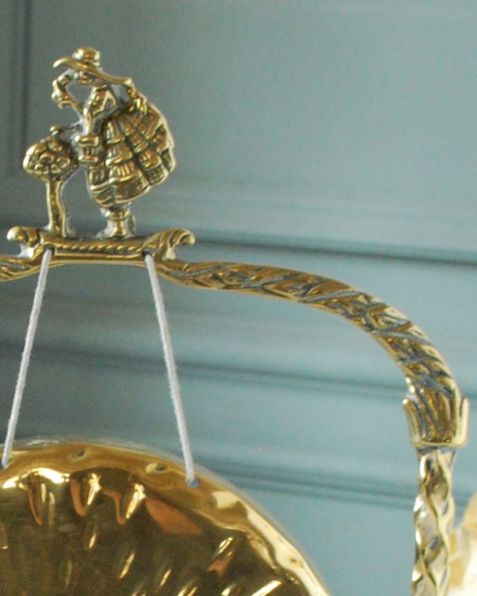 アンティーク 真鍮の雑貨 アンティーク雑貨 可愛い女の子モチーフが付いたイギリス輸入のアンティーク 真鍮の銅鑼(ドラ)。トップには可愛い女の子が付いています。(k-2577-z)