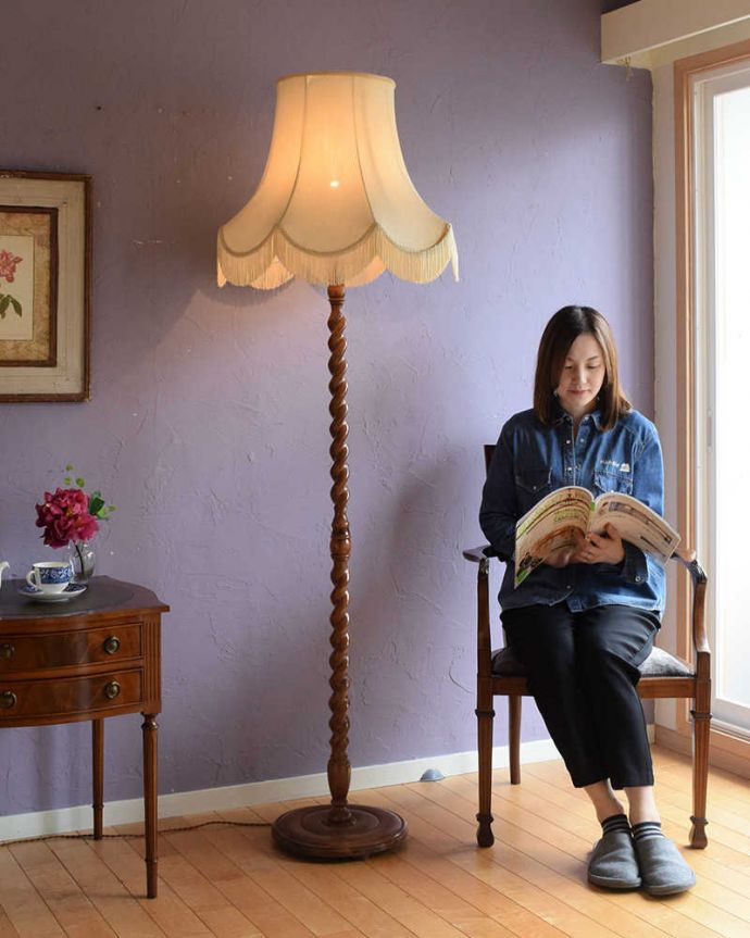 フロアランプの優しい灯り