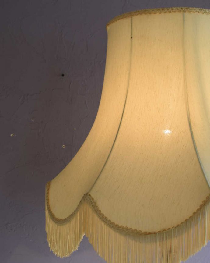 ツイストデザイン　照明・ライティング　英国輸入のスタンドライト、ツイストが美しいアンティークフロアランプ（Ｂ22シャンデリア球付）。。(k-2579-f)