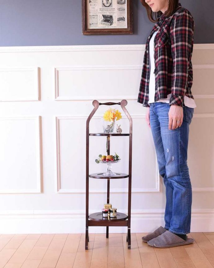 プランツスタンド・ケーキスタンド　アンティーク家具　イギリスの本格アフタヌーンティーを自宅で楽しめる、美しいアンティークケーキスタンド。英国アフタヌーンティーのために作られた家具19世紀末に屋外でのアフタヌーンティーを楽しむために作られた木製のケーキスタンド。(k-2580-f)