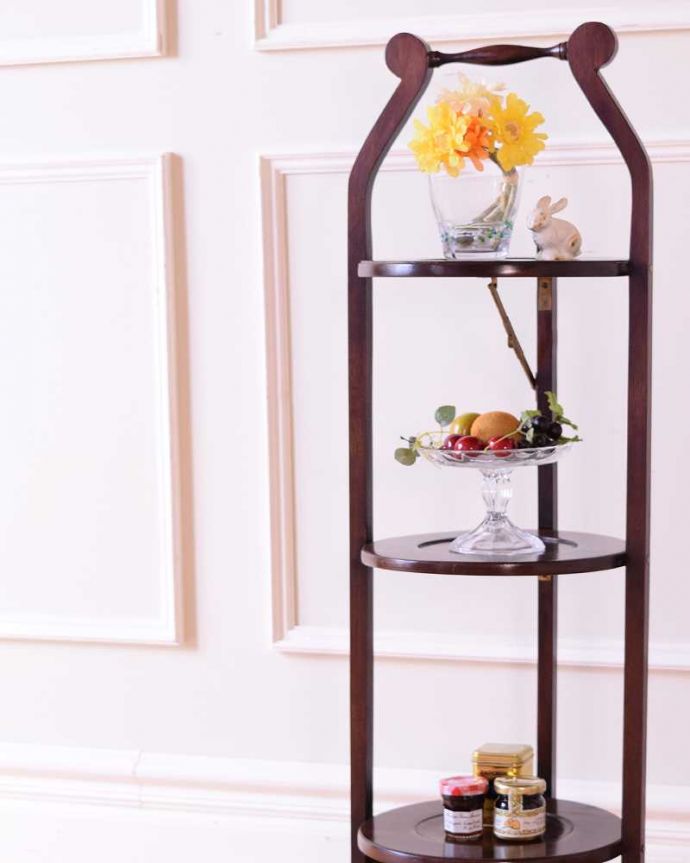 プランツスタンド・ケーキスタンド　アンティーク家具　イギリスの本格アフタヌーンティーを自宅で楽しめる、美しいアンティークケーキスタンド。自分流の使い方で自由に楽しめますもともとお皿を乗せて運んで使っていた小さなアンティーク家具。(k-2580-f)