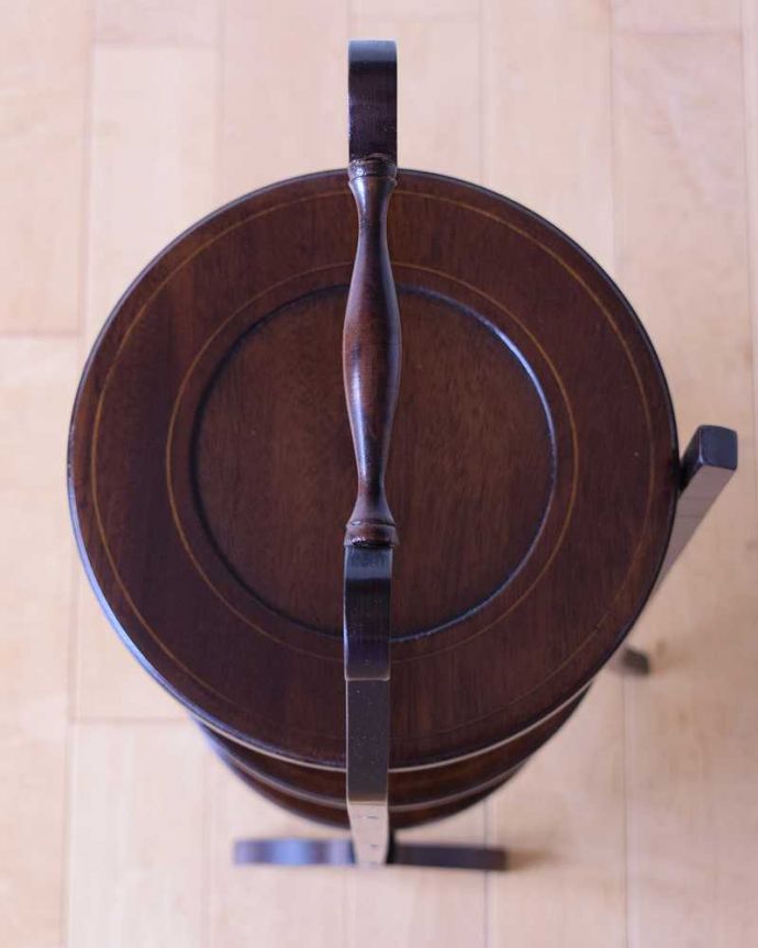 プランツスタンド・ケーキスタンド　アンティーク家具　イギリスの本格アフタヌーンティーを自宅で楽しめる、美しいアンティークケーキスタンド。上から見るとこんな感じ小さくても、もちろん専門の職人がしっかり修復したのでピッカピカです。(k-2580-f)