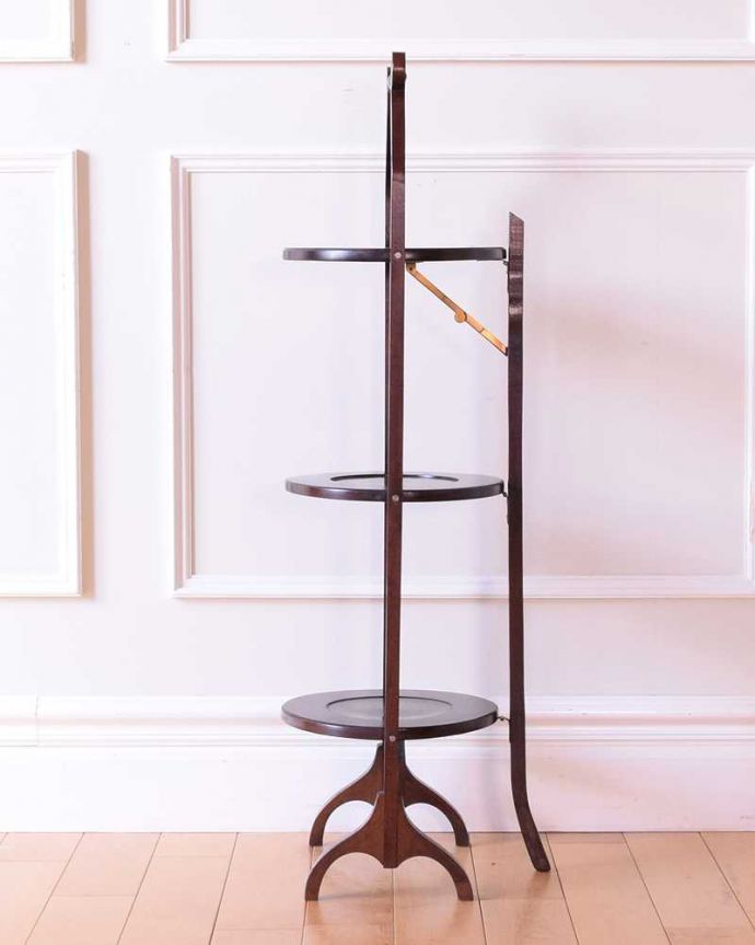 プランツスタンド・ケーキスタンド　アンティーク家具　イギリスの本格アフタヌーンティーを自宅で楽しめる、美しいアンティークケーキスタンド。横から見るとこんな形アンティークは新品ではないので、経年変化によるキズはありますが、専門の職人がしっかり修復したのでキレイです。(k-2580-f)