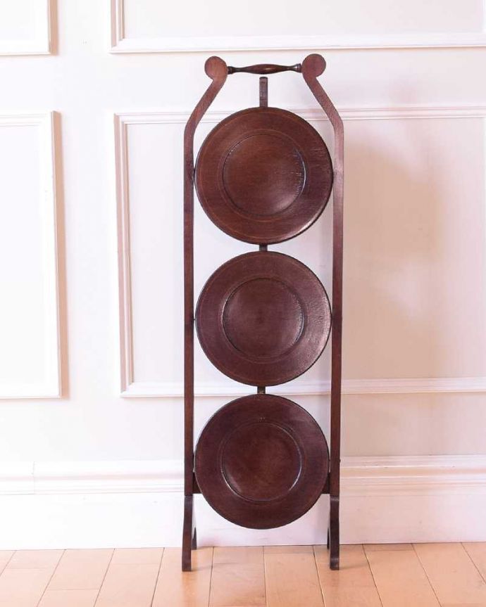 プランツスタンド・ケーキスタンド　アンティーク家具　イギリスの本格アフタヌーンティーを自宅で楽しめる、美しいアンティークケーキスタンド。畳むとこんなにコンパクト正面から見るとスクリーンのように見える姿もなんだか上品です。(k-2580-f)