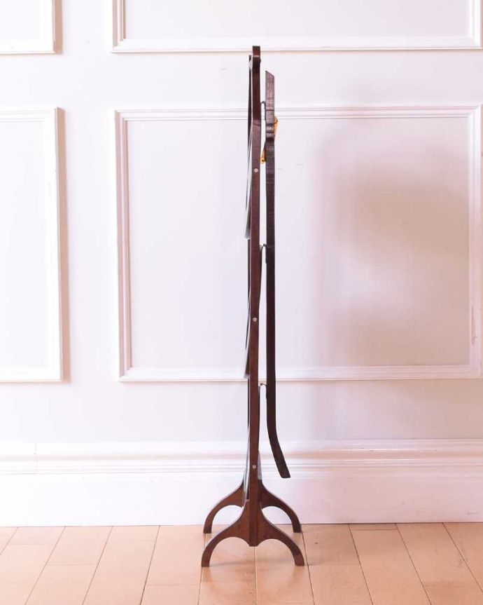 プランツスタンド・ケーキスタンド　アンティーク家具　イギリスの本格アフタヌーンティーを自宅で楽しめる、美しいアンティークケーキスタンド。こんなにコンパクト畳むとこんなにコンパクトなサイズになるので、狭い場所にも片付けられます。(k-2580-f)