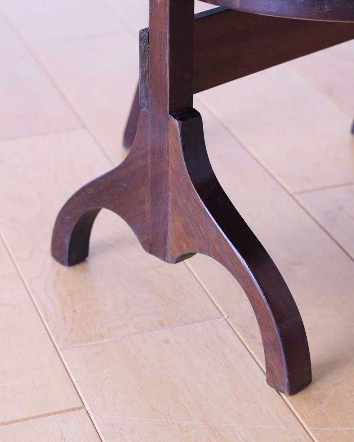 プランツスタンド・ケーキスタンド　アンティーク家具　イギリスの本格アフタヌーンティーを自宅で楽しめる、美しいアンティークケーキスタンド。Handleの家具の脚の裏には･･･フェルトキーパーを貼ってお送りしていますので引きずっても床にキズが付きません。(k-2580-f)