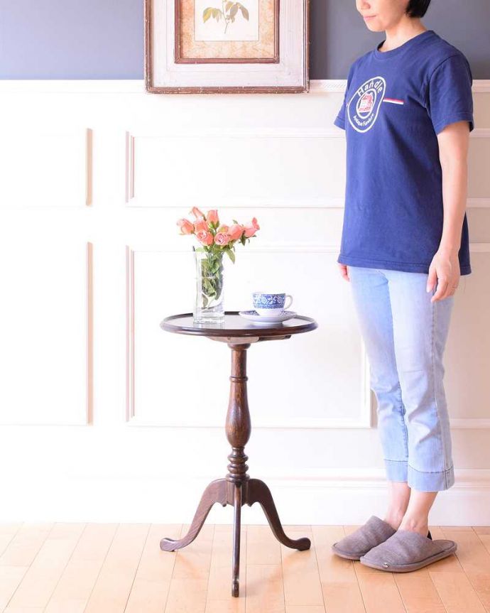 アンティークのテーブル　アンティーク家具　イギリスのお洒落なアンティーク家具、英国らしいワインテーブル。移動もラクラク！どこでも使える小さなテーブル持ち運び便利なワインテーブル。(k-2581-f)