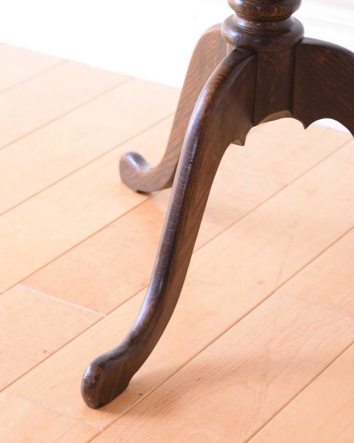 アンティークのテーブル　アンティーク家具　イギリスのお洒落なアンティーク家具、英国らしいワインテーブル。脚先には･･･Handleのアンティークは脚の裏にフェルトキーパーを付けています。(k-2581-f)