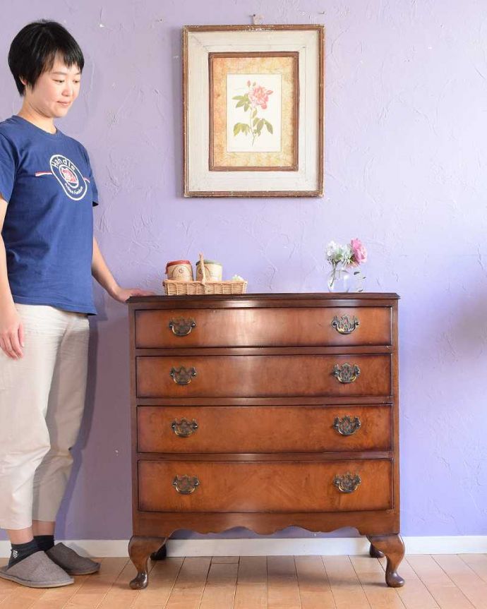 アンティークのチェスト アンティーク家具 優しい曲線が優雅なイギリスアンティークの家具、木目が美しい4段チェスト。大人の雰囲気漂う人気の英国チェストシンプルなデザインだからこそ木目の美しさが際立つチェスト。(k-2582-f)