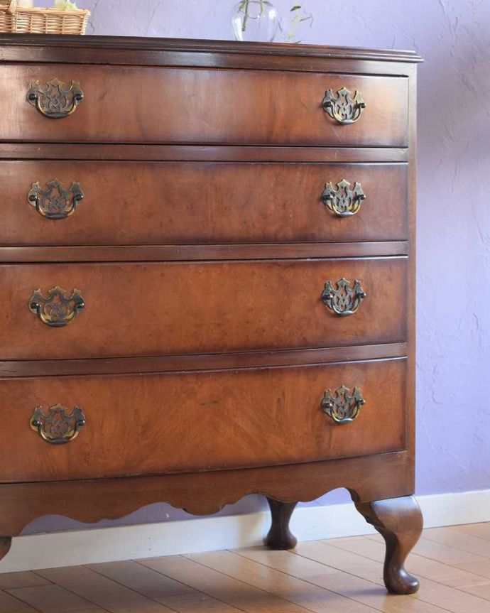 アンティークのチェスト アンティーク家具 優しい曲線が優雅なイギリスアンティークの家具、木目が美しい4段チェスト。アンティークだから手に入る質の良さ現代では手に入れることが出来ない質のいい素材が使われているのもアンティーク家具の特長。(k-2582-f)