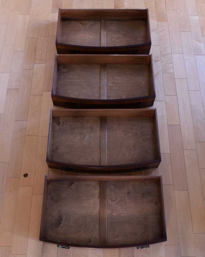 アンティークのチェスト アンティーク家具 優しい曲線が優雅なイギリスアンティークの家具、木目が美しい4段チェスト。引き出しの中もキレイに修復しましたお洋服を入れてもいいように、引き出しの中も専門の職人が時間をかけてしっかり修復しました。(k-2582-f)