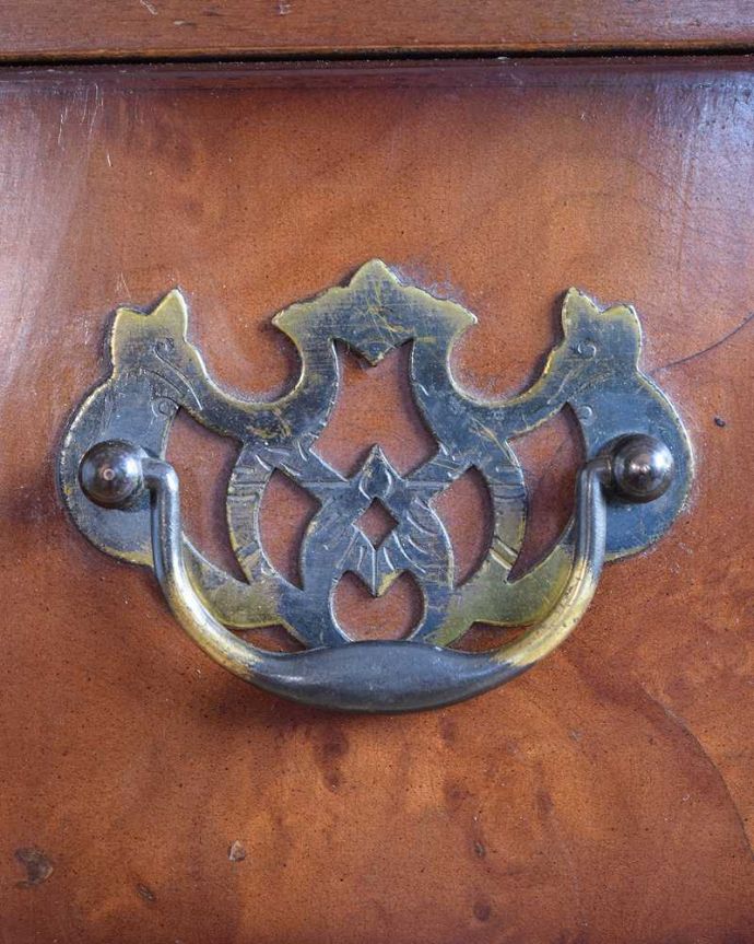 アンティークのチェスト アンティーク家具 優しい曲線が優雅なイギリスアンティークの家具、木目が美しい4段チェスト。アンティークらしい取っ手アンティーク家具は取っ手のデザインまで、なんだか高級感があるんですよね。(k-2582-f)