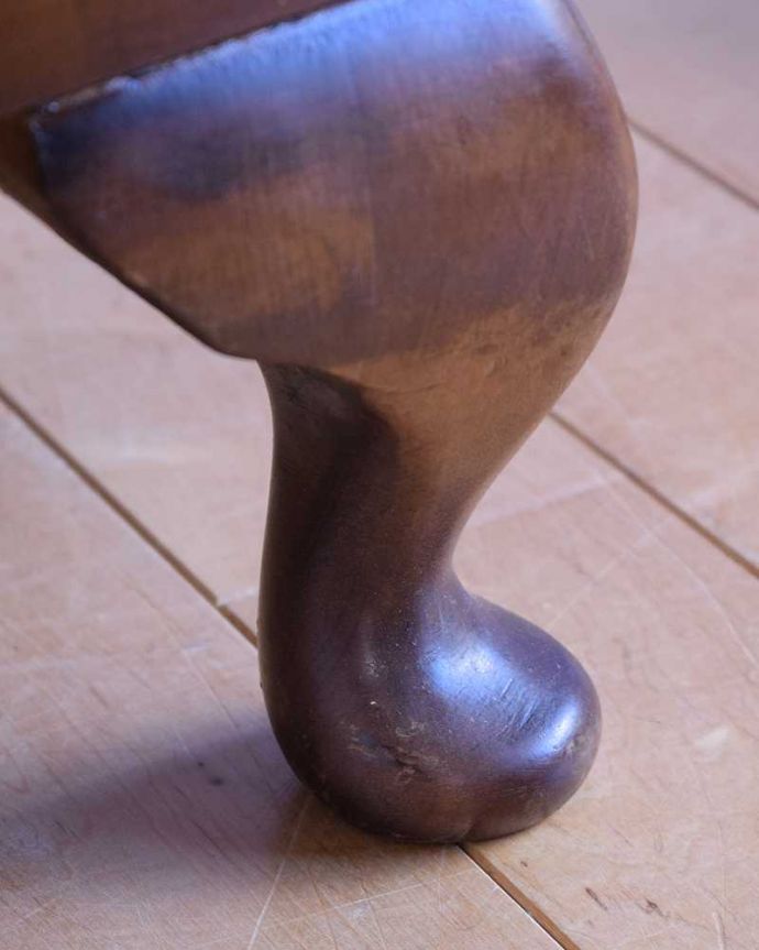 アンティークのチェスト アンティーク家具 優しい曲線が優雅なイギリスアンティークの家具、木目が美しい4段チェスト。女性1人でラクラク運べちゃう仕掛けHandleのアンティークは、脚の裏にフェルトキーパーをお付けしています。(k-2582-f)