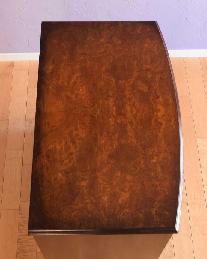 アンティークのチェスト アンティーク家具 優しい曲線が優雅なイギリスアンティークの家具、木目が美しい4段チェスト。ピカピカに仕上げましたHandleでは修復の時、天板の塗装も一度剥離してキレイに仕上げました。(k-2582-f)