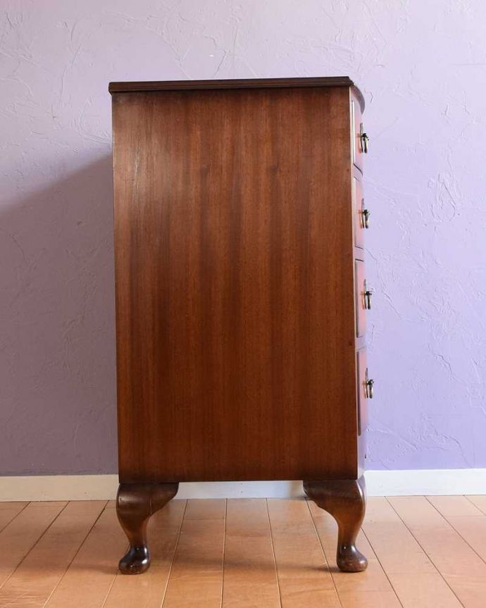 アンティークのチェスト アンティーク家具 優しい曲線が優雅なイギリスアンティークの家具、木目が美しい4段チェスト。横顔もキレイですどこから見られても絵になるスタイル。(k-2582-f)