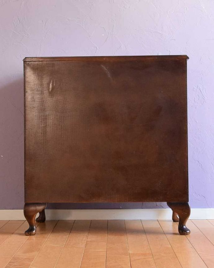 アンティークのチェスト アンティーク家具 優しい曲線が優雅なイギリスアンティークの家具、木目が美しい4段チェスト。後ろ姿も見て下さいアンティークは新品ではないので、もちろん経年変化によるキズはありますが、専門の職人が修復しました。(k-2582-f)