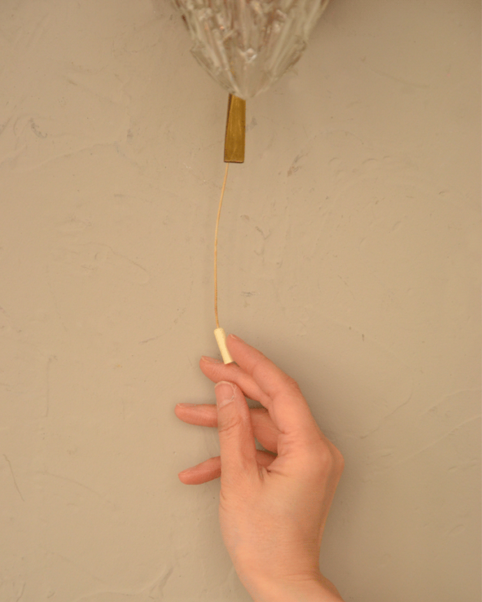 壁付けブラケット　照明・ライティング　海外から輸入、木とガラスのオシャレなウォールランプ（壁付け照明）（Ｅ17シャンデリア球付）。。(k-2582-z)