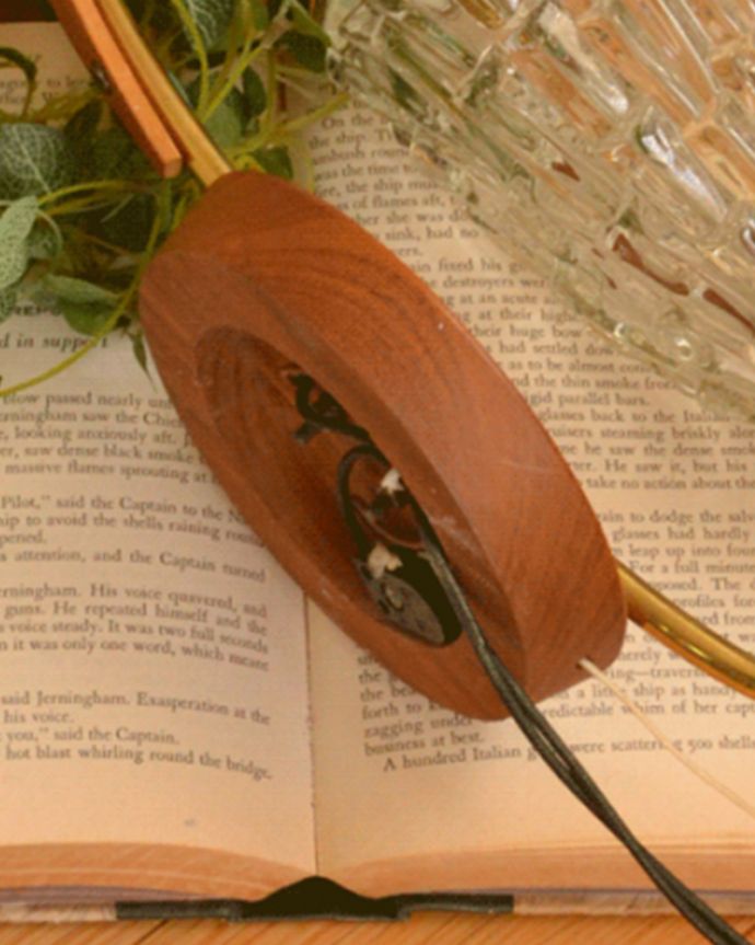 壁付けブラケット　照明・ライティング　海外から輸入、木とガラスのオシャレなウォールランプ（壁付け照明）（Ｅ17シャンデリア球付）。。(k-2582-z)