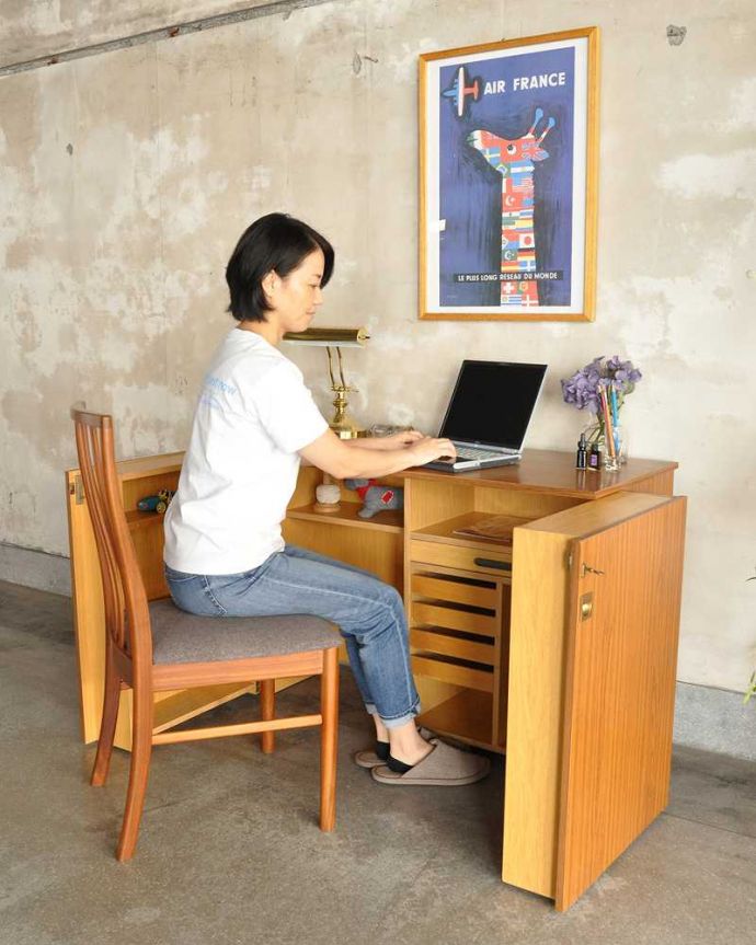 アンティークのキャビネット　アンティーク家具　ホームオフィス社のデスクキャビネット、多機能なイギリスのヴィンテージ家具。扉を開くとあっという間に自分だけのオフィス「HOME OFFICE」社が作ったその名も「ホームオフィス」。(k-2583-f)