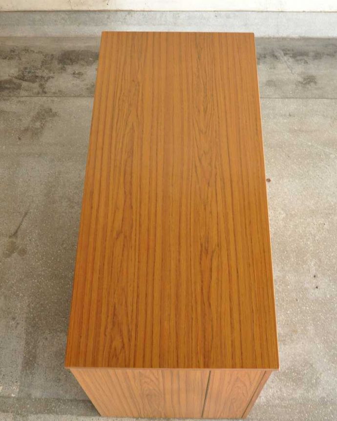 アンティークのキャビネット　アンティーク家具　ホームオフィス社のデスクキャビネット、多機能なイギリスのヴィンテージ家具。閉じた状態で上から見てみると･･･天板部分の塗装も修復の時に、キレイにお直ししたのでピッカピカです。(k-2583-f)