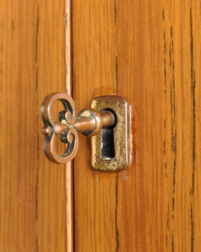 アンティークのキャビネット　アンティーク家具　ホームオフィス社のデスクキャビネット、多機能なイギリスのヴィンテージ家具。鍵が取っ手になっています中を開ける度にまるで宝箱を開ける気分です。(k-2583-f)