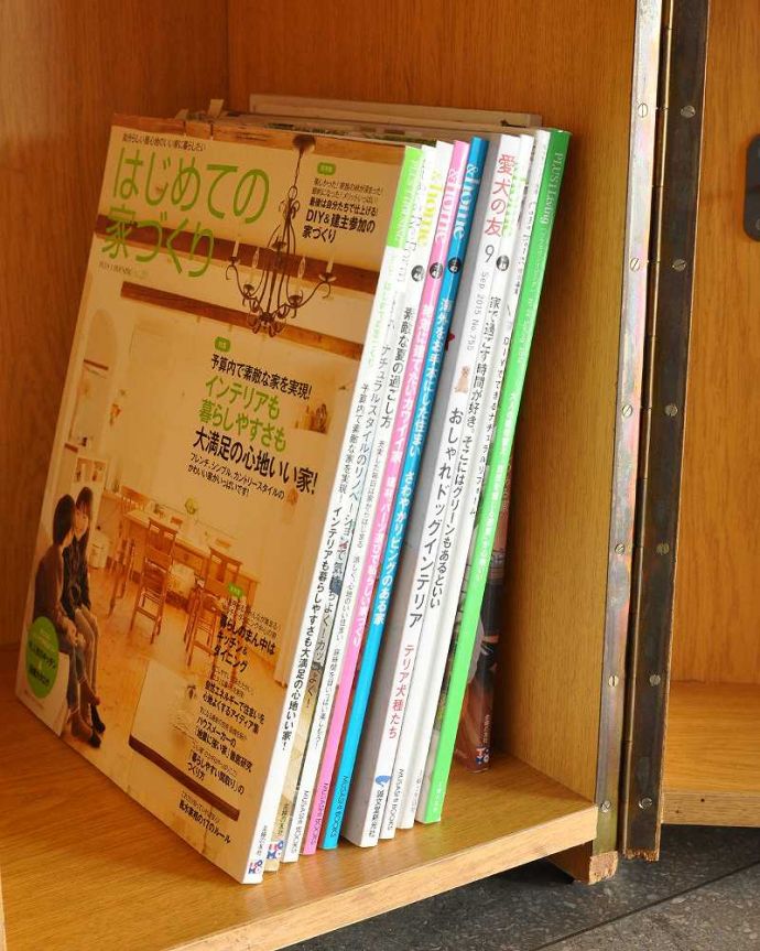 アンティークのキャビネット　アンティーク家具　ホームオフィス社のデスクキャビネット、多機能なイギリスのヴィンテージ家具。A4サイズの雑誌も収納できる優等生雑誌まで収納できる高さ！本や雑誌もたっぷり収納出来ます。(k-2583-f)