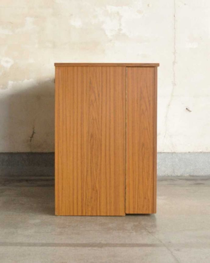 アンティークのキャビネット　アンティーク家具　ホームオフィス社のデスクキャビネット、多機能なイギリスのヴィンテージ家具。横顔も美しく！こんな風に見えますもちろん、横側もキレイに修復しているので、横から見てもキレイです。(k-2583-f)