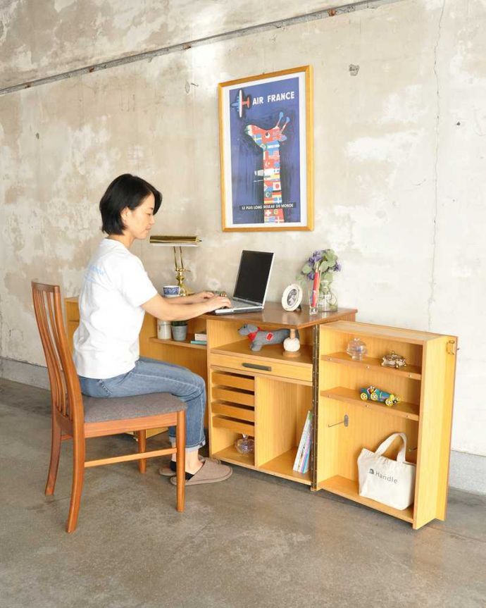 アンティークのキャビネット　アンティーク家具　ホームオフィス社のデスクキャビネット、多機能なイギリスのヴィンテージ家具。扉はここまで開きます扉を開くだけで小さなオフィスが出来上がります。(k-2583-f)