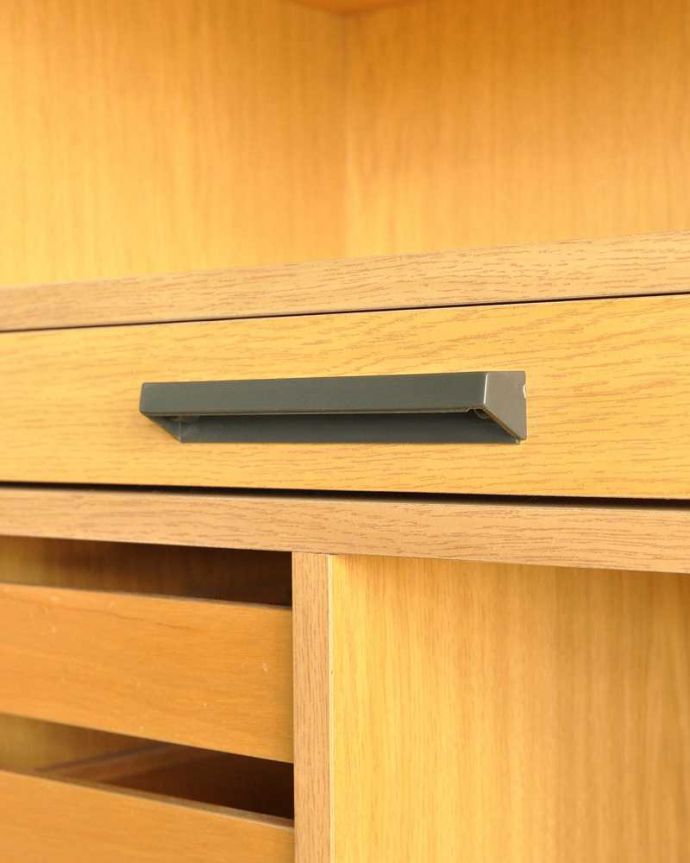 アンティークのキャビネット　アンティーク家具　ホームオフィス社のデスクキャビネット、多機能なイギリスのヴィンテージ家具。こんな所もスタイリッシュ引き出しの取っ手です。(k-2583-f)