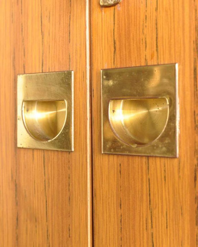 アンティークのキャビネット　アンティーク家具　ホームオフィス社のデスクキャビネット、多機能なイギリスのヴィンテージ家具。アンティークらしい取っ手オシャレな取っ手のデザインは、家具のデザインの一部。(k-2583-f)