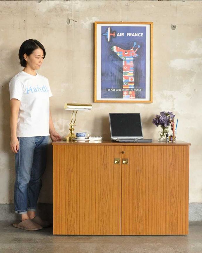 アンティークのキャビネット　アンティーク家具　ホームオフィス社のデスクキャビネット、多機能なイギリスのヴィンテージ家具。扉を閉じると「シンプル」普段は扉を閉じると、まさか中からオフィスが出てくるなんて想像が出来ないくらいのシンプルなデザイン。(k-2583-f)