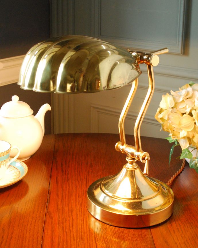 スタンドライト　照明・ライティング　英国から届いた真鍮製のテーブルランプ、オシャレなインテリア照明。。(k-2583-z)