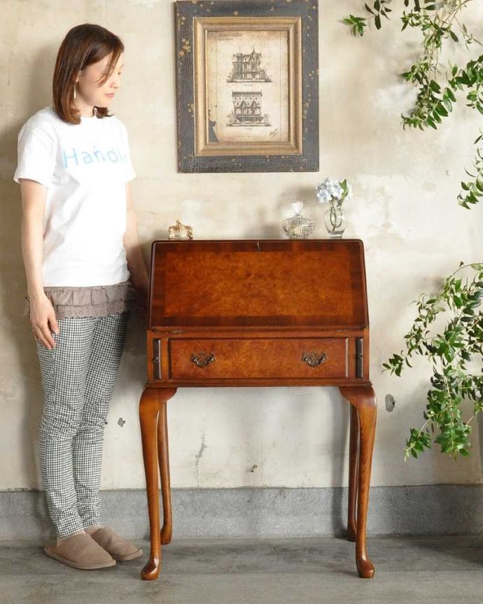 ビューロー　アンティーク家具　アンティーク英国輸入家具、脚の曲線が美しいライティングビューローデスク 。1台でチェストとデスク両方使える便利な家具扉を倒すとあっという間にデスクになっちゃうビューロー。(k-2584-f)