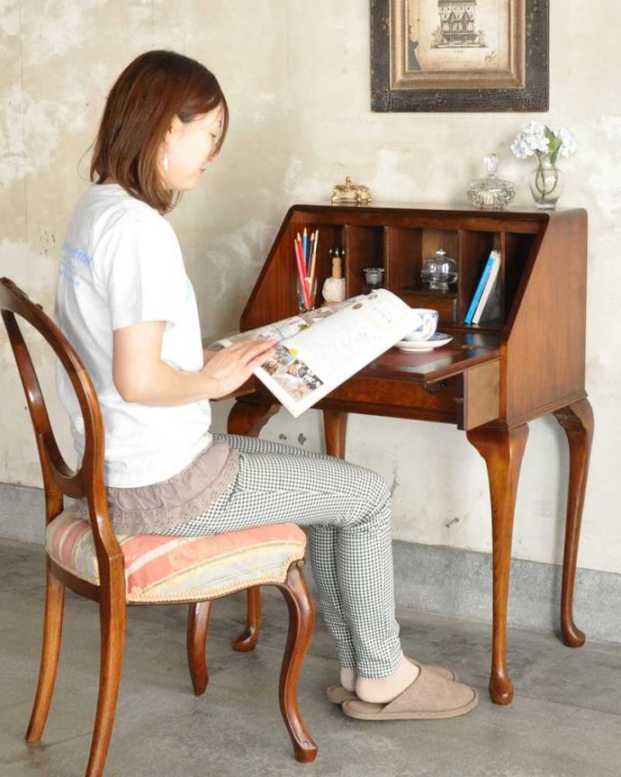 ビューロー　アンティーク家具　アンティーク英国輸入家具、脚の曲線が美しいライティングビューローデスク 。あっという間に自分だけのデスクビューロー部分の扉を前に開くとデスクになっちゃう便利さ。(k-2584-f)