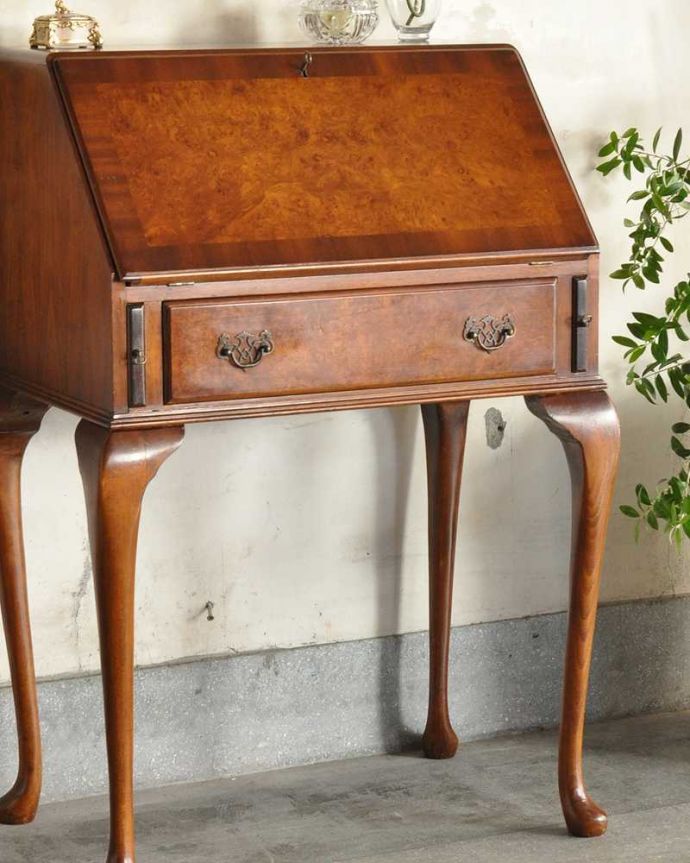 ビューロー　アンティーク家具　アンティーク英国輸入家具、脚の曲線が美しいライティングビューローデスク 。アンティークだから手に入る木目の美しさ高級な木材の木目が美しい部分だけを使って造られたビューローは木目自体が装飾。(k-2584-f)