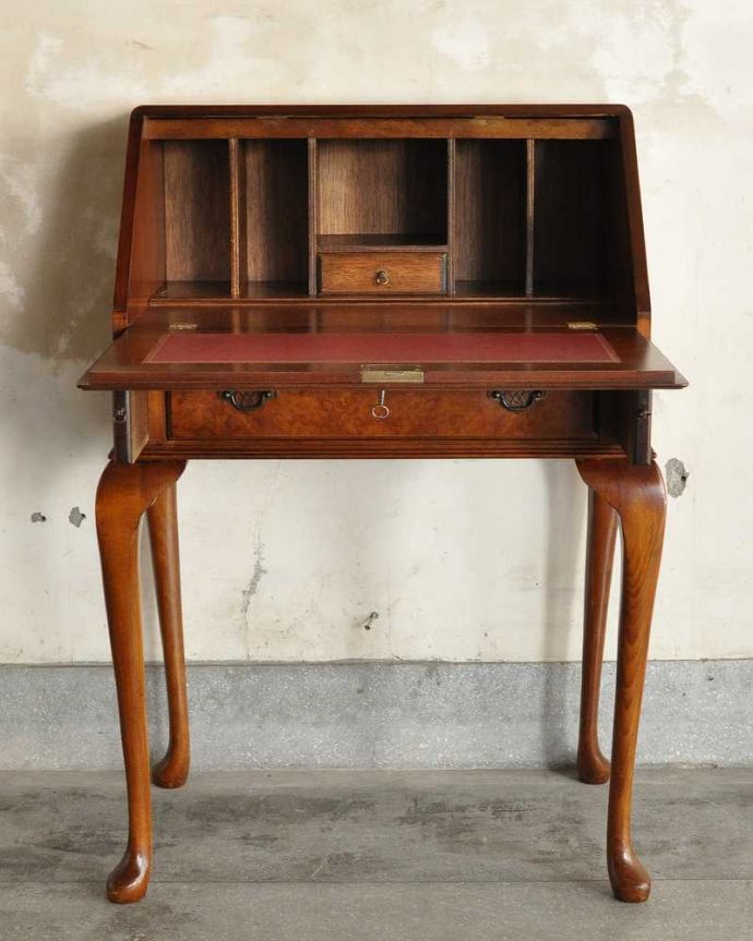 ビューロー　アンティーク家具　アンティーク英国輸入家具、脚の曲線が美しいライティングビューローデスク 。お片付け上手になっちゃう仕掛け扉を倒すと細々としたものが整理整頓しやすいように細かく仕切られています。(k-2584-f)