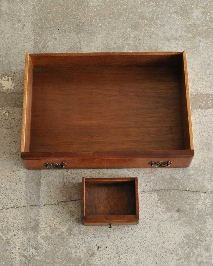 ビューロー　アンティーク家具　アンティーク英国輸入家具、脚の曲線が美しいライティングビューローデスク 。普段の主役は収納たっぷりのチェストデスクとして使わない時も、たっぷりの引き出し収納が付いたビューローはチェストとして使えます。(k-2584-f)