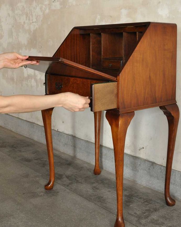 ビューロー　アンティーク家具　アンティーク英国輸入家具、脚の曲線が美しいライティングビューローデスク 。あっという間に簡単デスクビューロー部分の扉を前に倒すだけで、デスクが登場！もちろん女性でも簡単です。(k-2584-f)