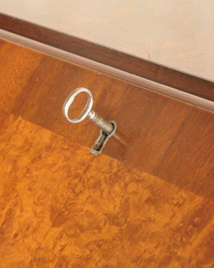 ビューロー　アンティーク家具　アンティーク英国輸入家具、脚の曲線が美しいライティングビューローデスク 。ビューロー部分もカギで開け閉めデスクになる扉もカギで開け閉め出来るから、クルっと回す度になんだかワクワクしちゃうんです。(k-2584-f)