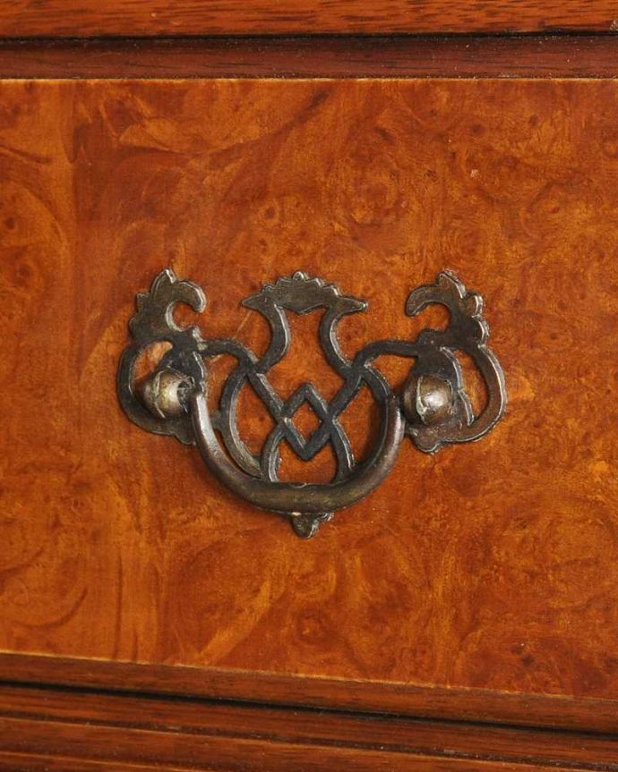 ビューロー　アンティーク家具　アンティーク英国輸入家具、脚の曲線が美しいライティングビューローデスク 。いろんな場所にアンティークらしさ取っ手もアンティークらしいこだわったデザイン。(k-2584-f)