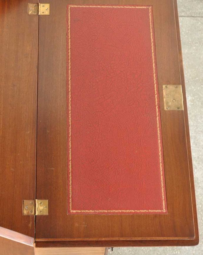 ビューロー　アンティーク家具　アンティーク英国輸入家具、脚の曲線が美しいライティングビューローデスク 。デスクの天板を見てみると･･･気になる天板部分もキレイにお直ししました。(k-2584-f)