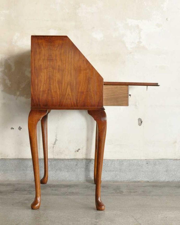 ビューロー　アンティーク家具　アンティーク英国輸入家具、脚の曲線が美しいライティングビューローデスク 。横から見ても素敵なんですもちろん、横から見られてもいいようにキレイに仕上げてあります。(k-2584-f)