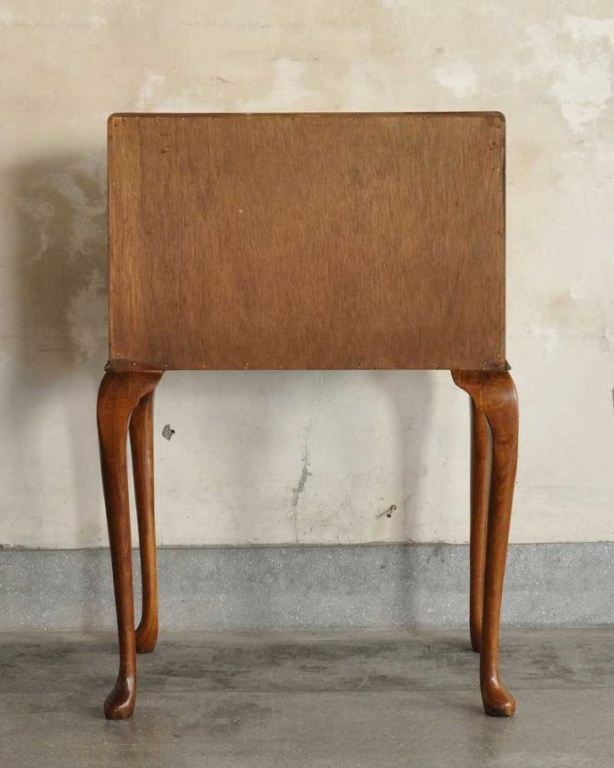 ビューロー　アンティーク家具　アンティーク英国輸入家具、脚の曲線が美しいライティングビューローデスク 。後ろ姿もキレイですアンティークは新品ではないので、もちろん経年変化によるキズはありますが、見えない所も専門の職人がしっかり修復しました。(k-2584-f)