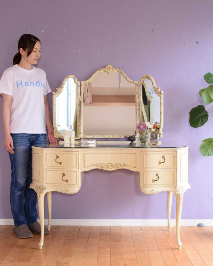 フランスのおしゃれなアンティークのドレッサー