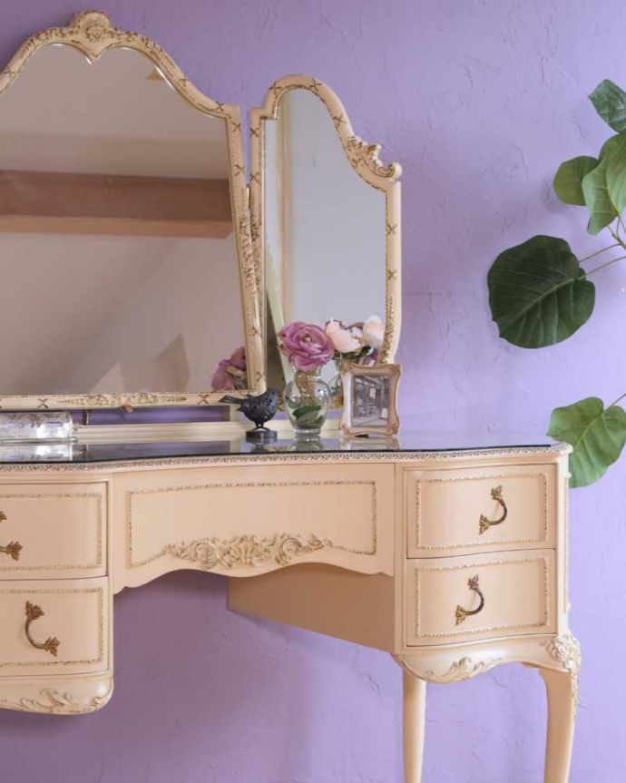 フランスらしいドレッサーの装飾