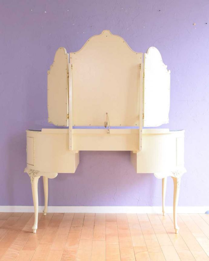 ドレッサーの後ろ姿