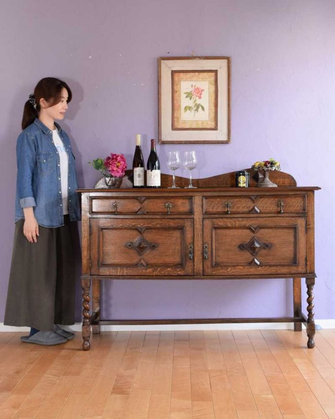 アンティークのキャビネット　アンティーク家具　彫刻が美しい高級感たっぷりなサイドボード、アンティークの英国輸入家具。英国アンティーク家具らしい重厚なオトナの美しさ重厚感のあるドッシリとした雰囲気の彫がたっぷり入ったサイドボード、もともとはダイニングでサーブ用に使われていた家具です。(k-2586-f)