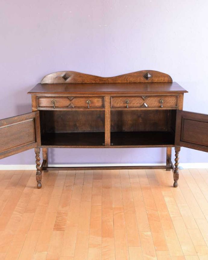アンティークのキャビネット　アンティーク家具　彫刻が美しい高級感たっぷりなサイドボード、アンティークの英国輸入家具。扉の奥にはたっぷりの収納。(k-2586-f)