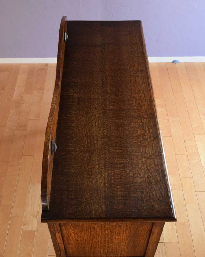 アンティークのキャビネット　アンティーク家具　彫刻が美しい高級感たっぷりなサイドボード、アンティークの英国輸入家具。上から見てるとこんな感じです。(k-2586-f)